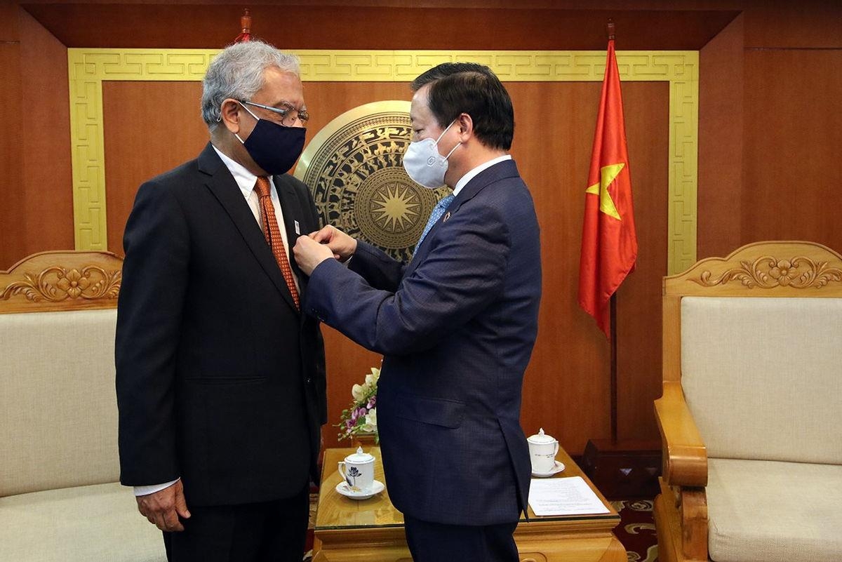Bản in : 联合国常驻越南协调员荣获“致力于自然资源与环境事业”纪念章 | Vietnam+ (VietnamPlus) Bản in : 联合国常驻越南协调员荣获“致力于自然资源与环境事业”纪念章 | Vietnam+ (VietnamPlus)