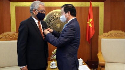 联合国常驻越南协调员荣获'致力于自然资源与环境事业'纪念章