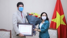 向联合国教科文组织驻越南首席代表授予纪念章