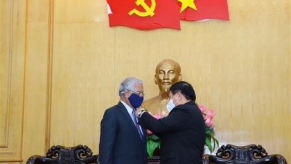 向联合国驻越协调员授予致力于教育事业纪念章