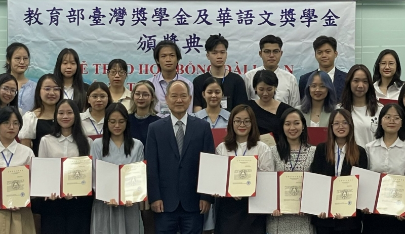 越南助学金获得者出席2022年台湾助学金及华文助学金颁发典礼。(图:越南《人民警察报》) 越南助学金获得者出席2022年台湾助学金及华文助学金颁发典礼。(图:越南《人民警察报》)