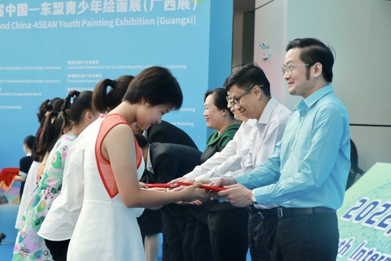 越南驻南宁总领事杜南忠向获奖者颁发奖状（图：越通社）