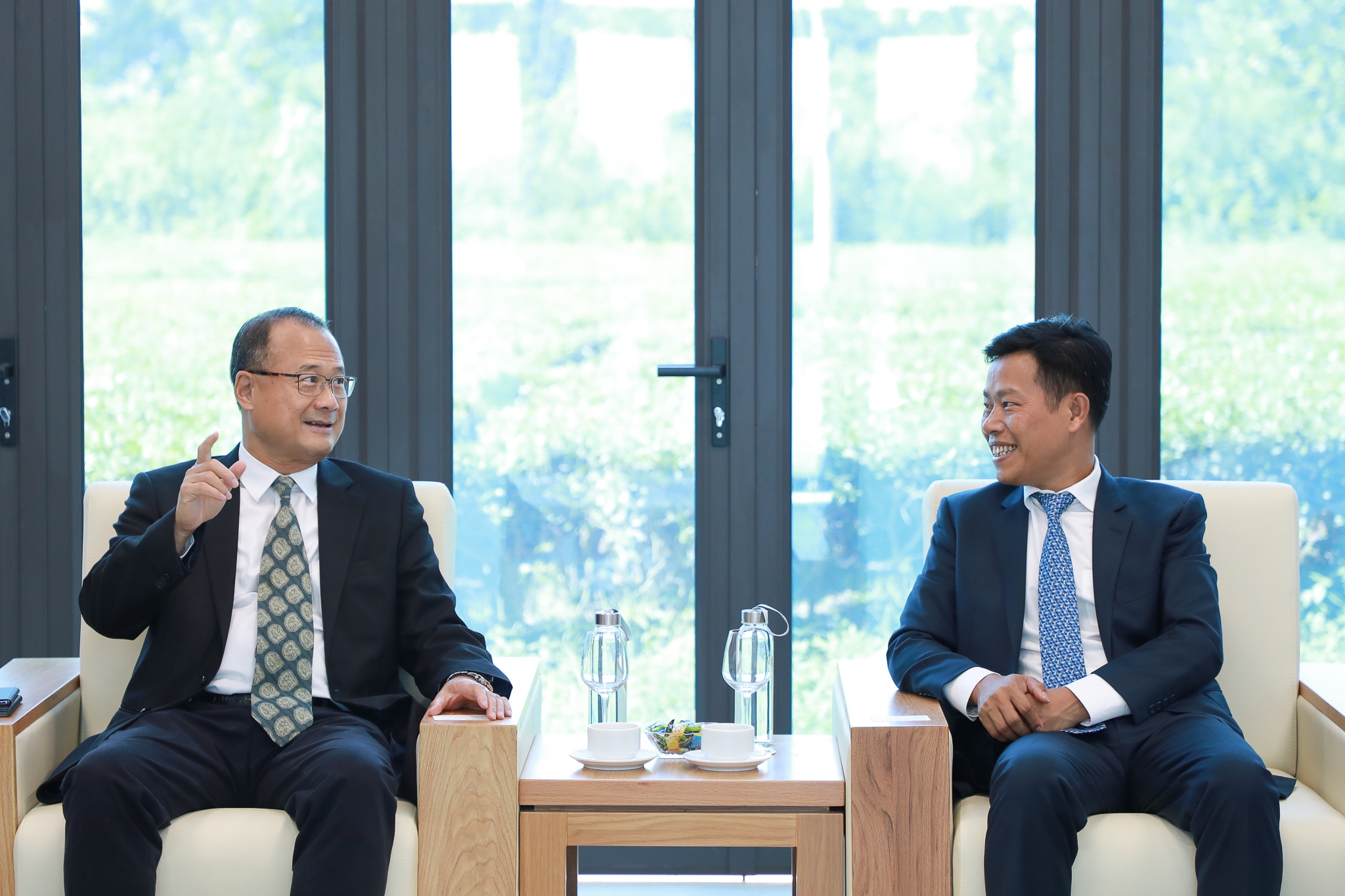 越南河内国家大学校长黎君与粤港澳大湾区企业家联盟主席、香港-越南商会会长、新华集团董事长蔡冠深举行了工作会议。(图:越南河内国家大学) 越南河内国家大学校长黎君与粤港澳大湾区企业家联盟主席、香港-越南商会会长、新华集团董事长蔡冠深举行了工作会议。(图:越南河内国家大学)
