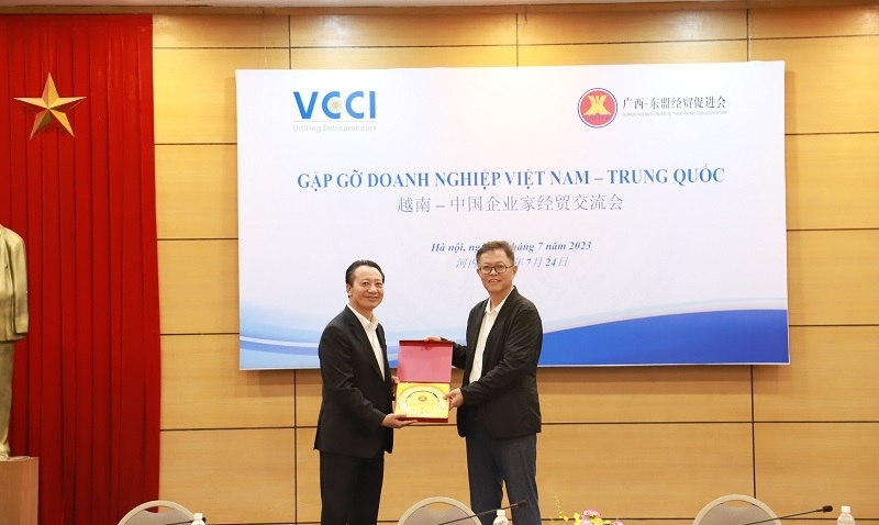 越南工商联合会副主席阮光荣向广西东盟经贸促进会副会长刘君 越南工商联合会副主席阮光荣向广西东盟经贸促进会副会长刘君