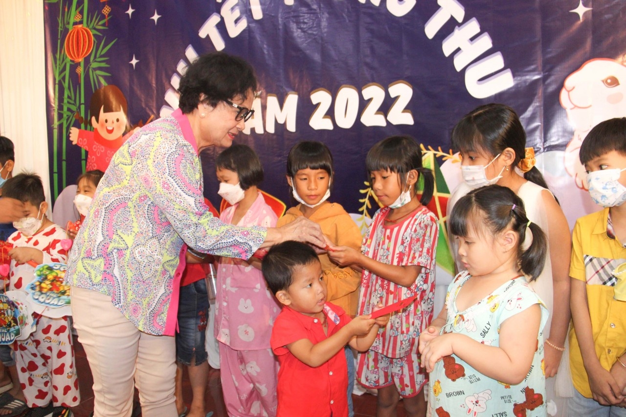 值此2022年中秋节之际,前卫生部长、越南艾滋病防治协会名誉会长陈氏忠战教授向芹苴儿童赠送礼物。 值此2022年中秋节之际,前卫生部长、越南艾滋病防治协会名誉会长陈氏忠战教授向芹苴儿童赠送礼物。
