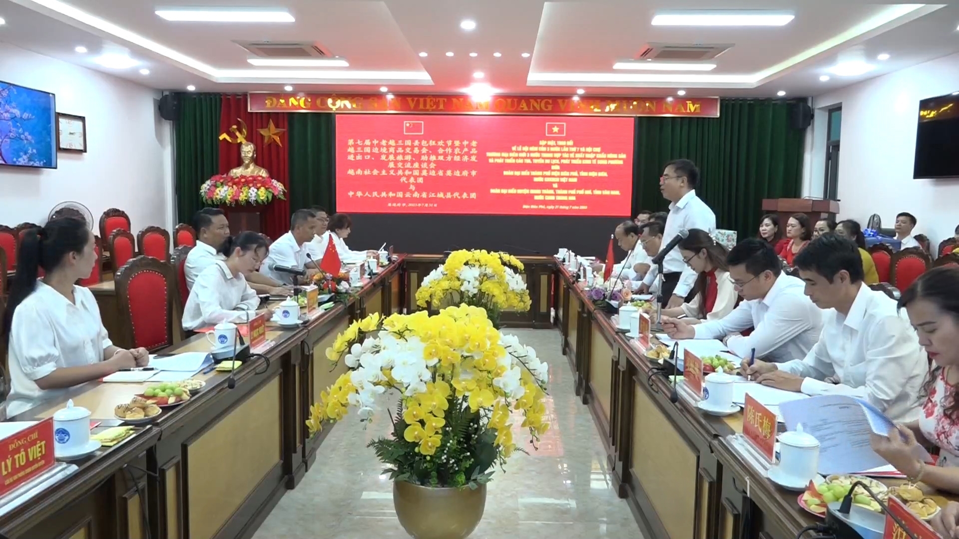奠边省委常委、奠边府市委副书记、市人民委员会主席阮光兴率市代表团同中国云南普洱江城县委副书记、县人民政府县长龙德生一行举行了会谈。 奠边省委常委、奠边府市委副书记、市人民委员会主席阮光兴率市代表团同中国云南普洱江城县委副书记、县人民政府县长龙德生一行举行了会谈。