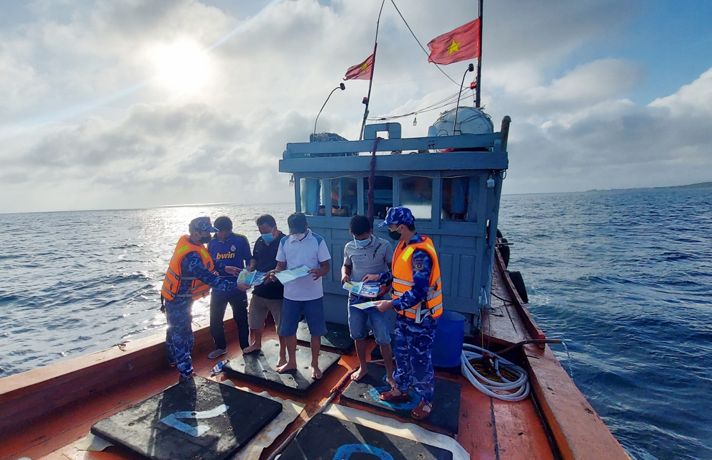 Bản in : 越南海警加强打击IUU高峰活动 | Vietnam+ (VietnamPlus)