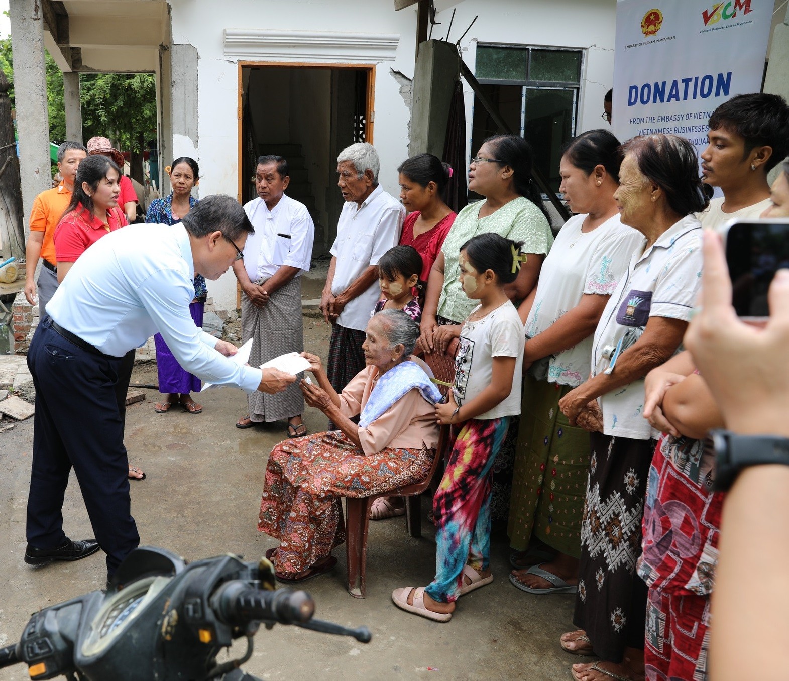 越南向缅甸地震灾区民众捐赠住房和清洁供水系统 Đại sứ Lý Quốc Tuấn (thứ tư từ phải sang) cùng đoàn VBCM trao tặng nhà ở và hỗ trợ sinh kế cho người dân vùng động đất Myanmar, ngày 25/7/2025. (Ảnh: Đại sứ quán Việt Nam tại Myanmar)
