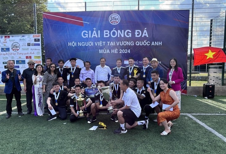 旅英越南人欢聚VAUK杯共庆国庆八十周年 旅英越南人欢聚VAUK杯共庆国庆八十周年
