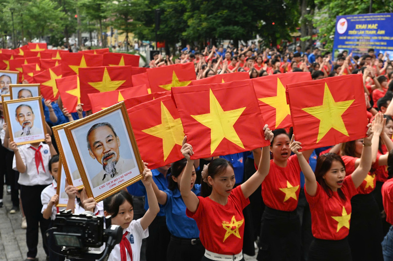 越南青年举行‘我爱我祖国’升国旗 越南青年举行‘我爱我祖国’升国旗