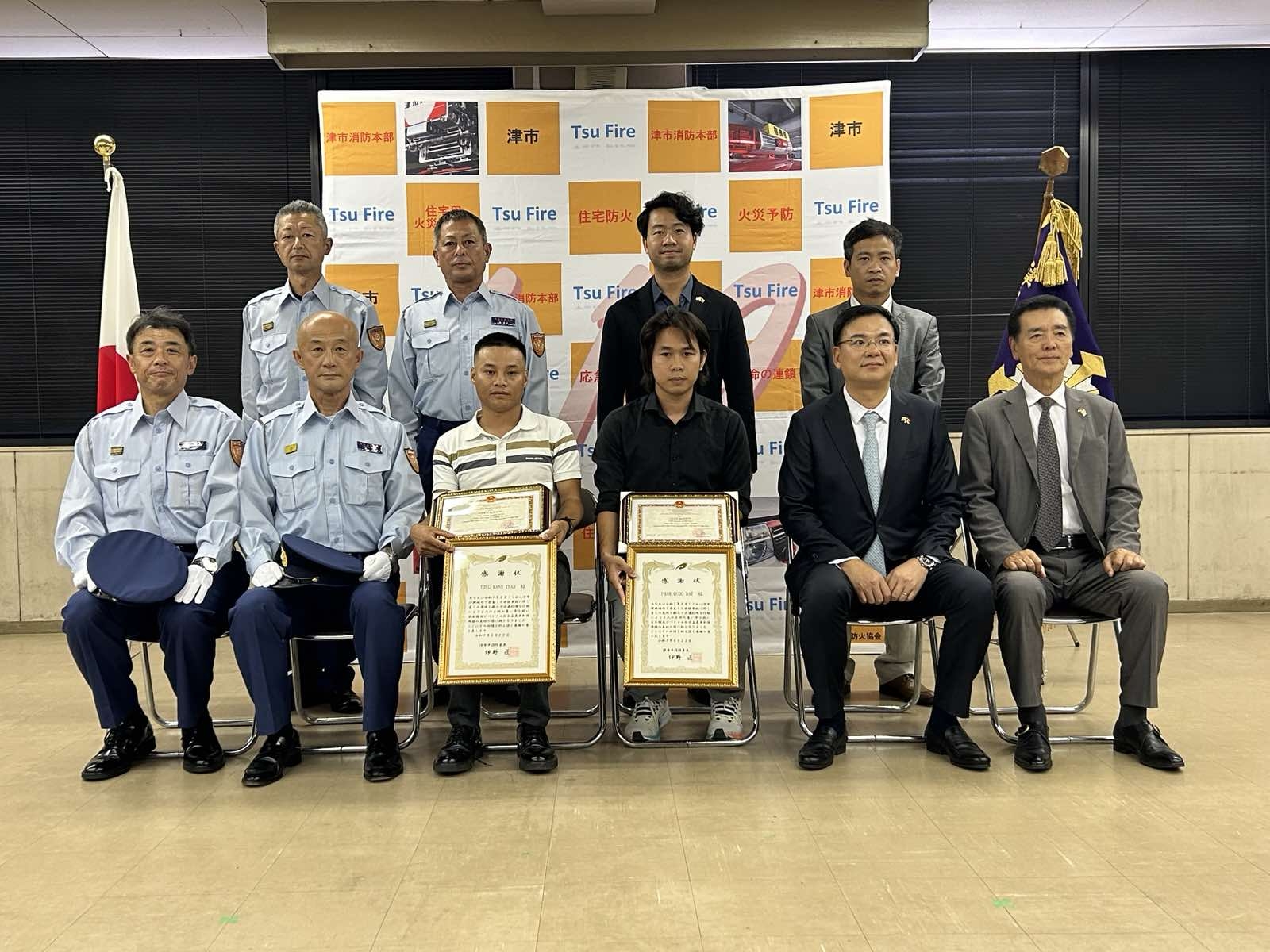 勇救遇险日本儿童的两名越南青年获表彰 勇救遇险日本儿童的两名越南青年获表彰
