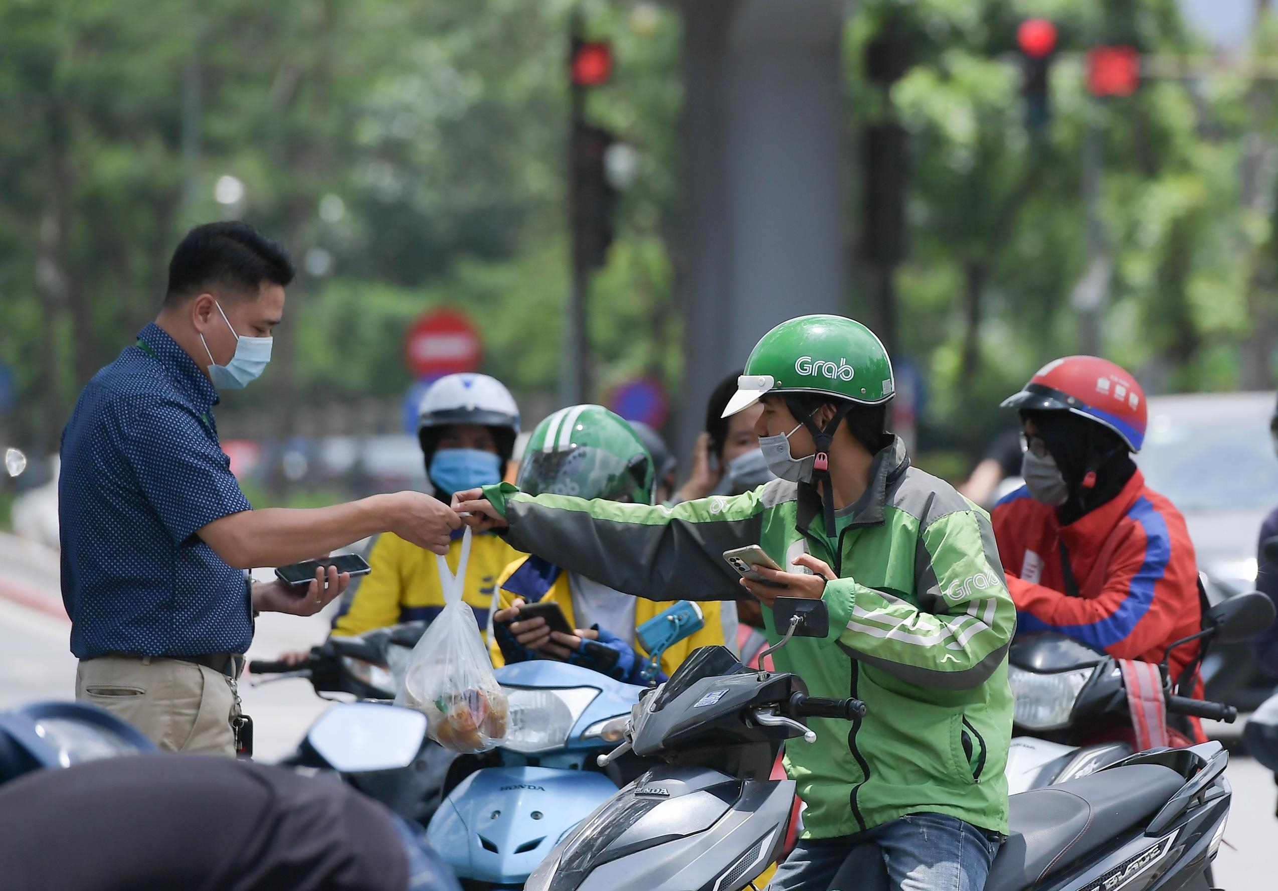 Bản in : 河内允许配送员每天上午9时至晚上8时托送货品 | Vietnam+ (VietnamPlus) Bản in : 河内允许配送员每天上午9时至晚上8时托送货品 | Vietnam+ (VietnamPlus)