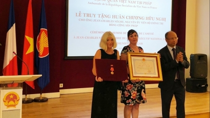 为一名法国友人授予友谊勋章
