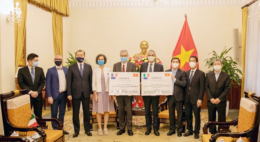法国和意大利政府通过COVAX机制向越南援助150万剂阿斯利康新冠疫苗象征性交接仪式在越南外交部总部举行