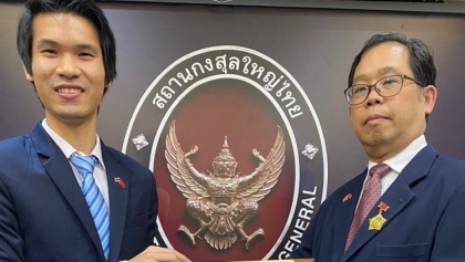 向泰国驻胡志明市总领事授予‘致力于各民族和平友谊’纪念章
