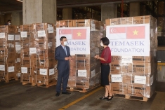 接收淡马锡基金会援越的抗疫物资