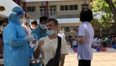 外国公民对在河内市接受疫苗接种和新冠病毒检测感到高兴