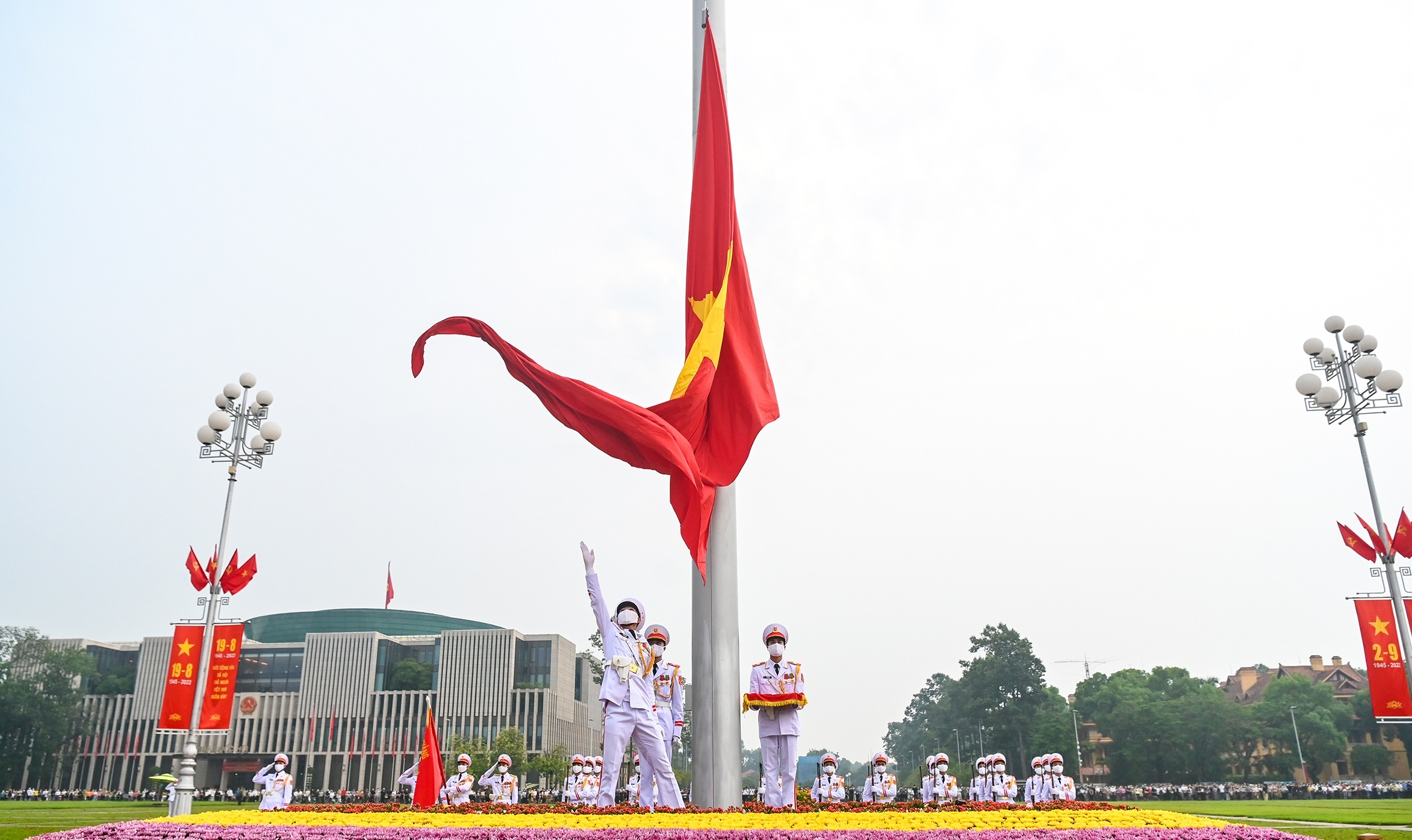 河内市巴亭广场的升旗仪式。(图:越通社) 河内市巴亭广场的升旗仪式。(图:越通社)