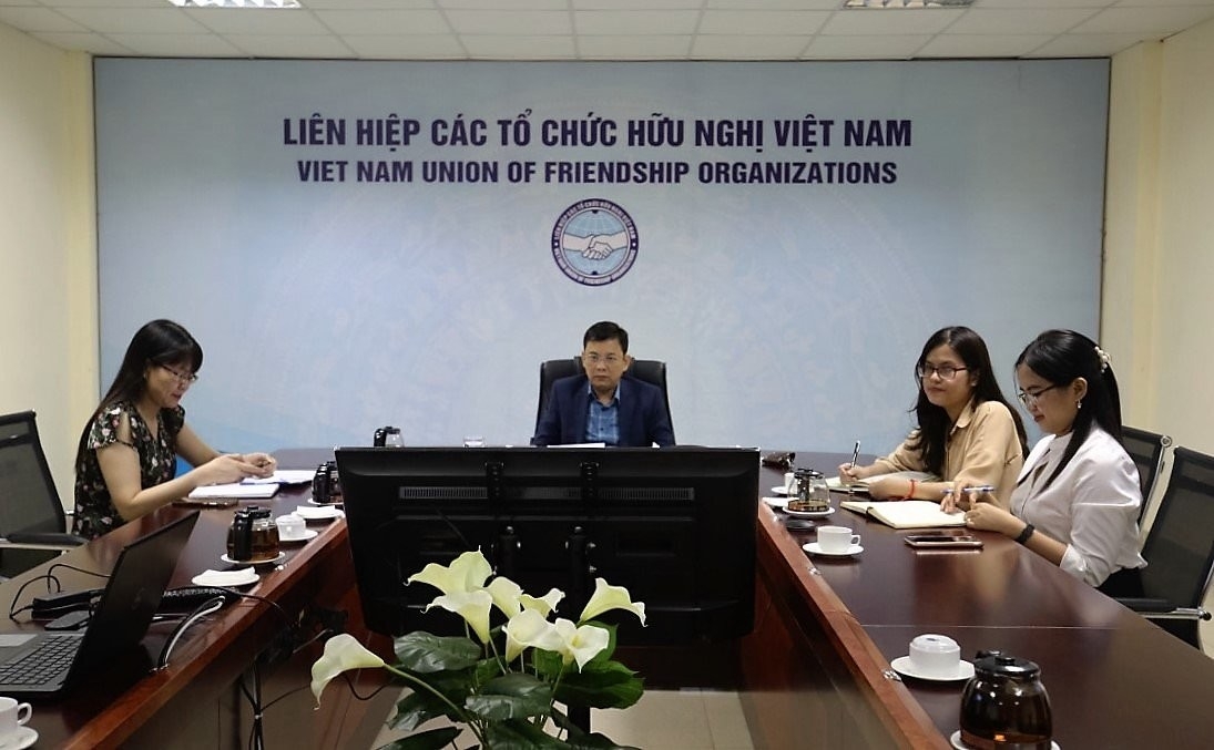 越南代表团在越南友好组织联合会分场参与纪念活动。 越南代表团在越南友好组织联合会分场参与纪念活动。