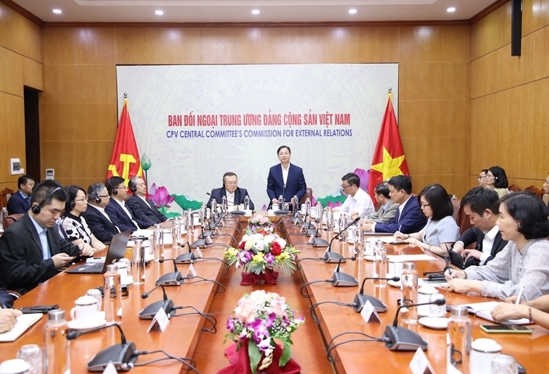 “国际和地区形势与越中关系”座谈会在河内举行 “国际和地区形势与越中关系”座谈会在河内举行