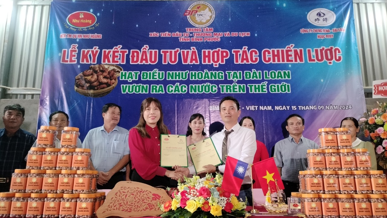 平福省布当县寿山社的如黄农业服务贸易合作社与台湾峥峰公司的腰果战略合作投资协议签署仪式。