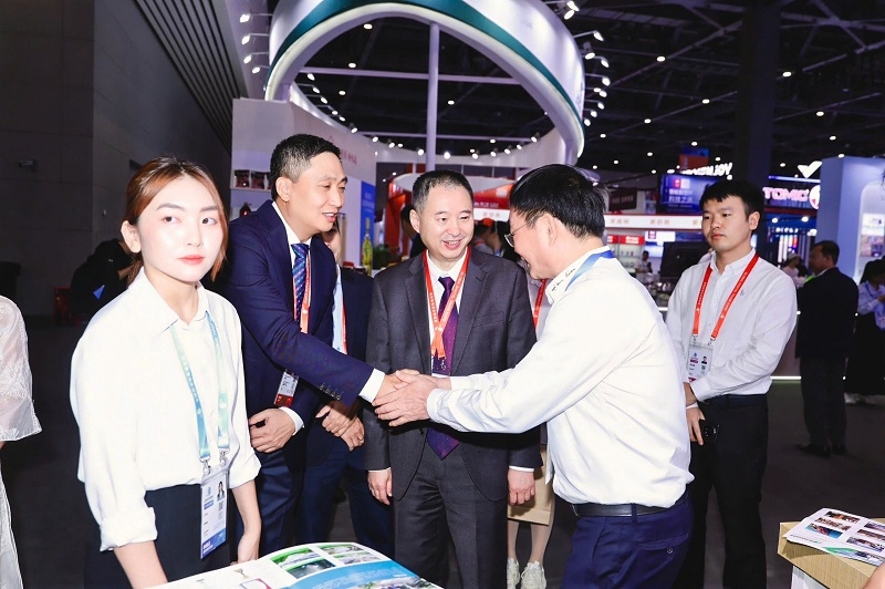 黄明战与浙江省商务厅领导一同参观了越南企业的展位。 黄明战与浙江省商务厅领导一同参观了越南企业的展位。