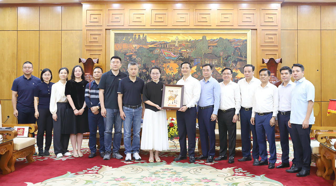北宁扩大与中国企业合作,迈向可持续发展与净零目标 Nhân dịp này, Chủ tịch UBND tỉnh Bắc Ninh Vương Quốc Tuấn đã tặng bà Shilei bức tranh dân gian Đông Hồ, biểu tượng cho nét văn hoá đặc sắc của địa phương.