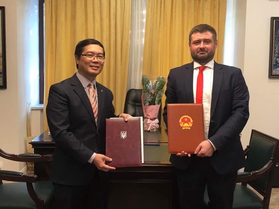越南驻乌克兰大使阮宏石与乌克兰方面代表签署合作协议。 越南驻乌克兰大使阮宏石与乌克兰方面代表签署合作协议。