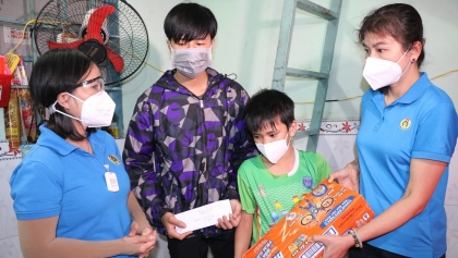 向因新冠疫情死亡的工会会员子女赠送越南工会存折
