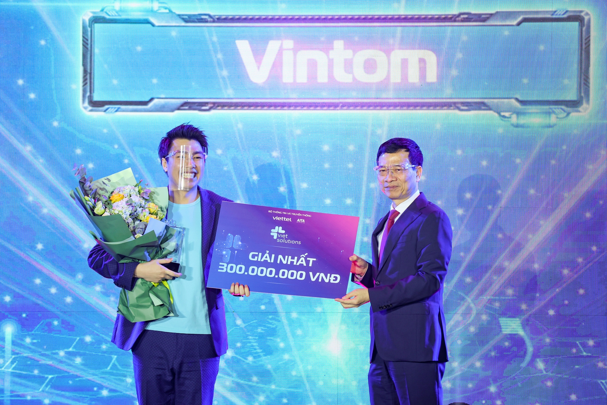 Vintom 凭借将数字数据转换为视频的解决方案荣获价值为3亿越南盾的一等奖。 Vintom 凭借将数字数据转换为视频的解决方案荣获价值为3亿越南盾的一等奖。