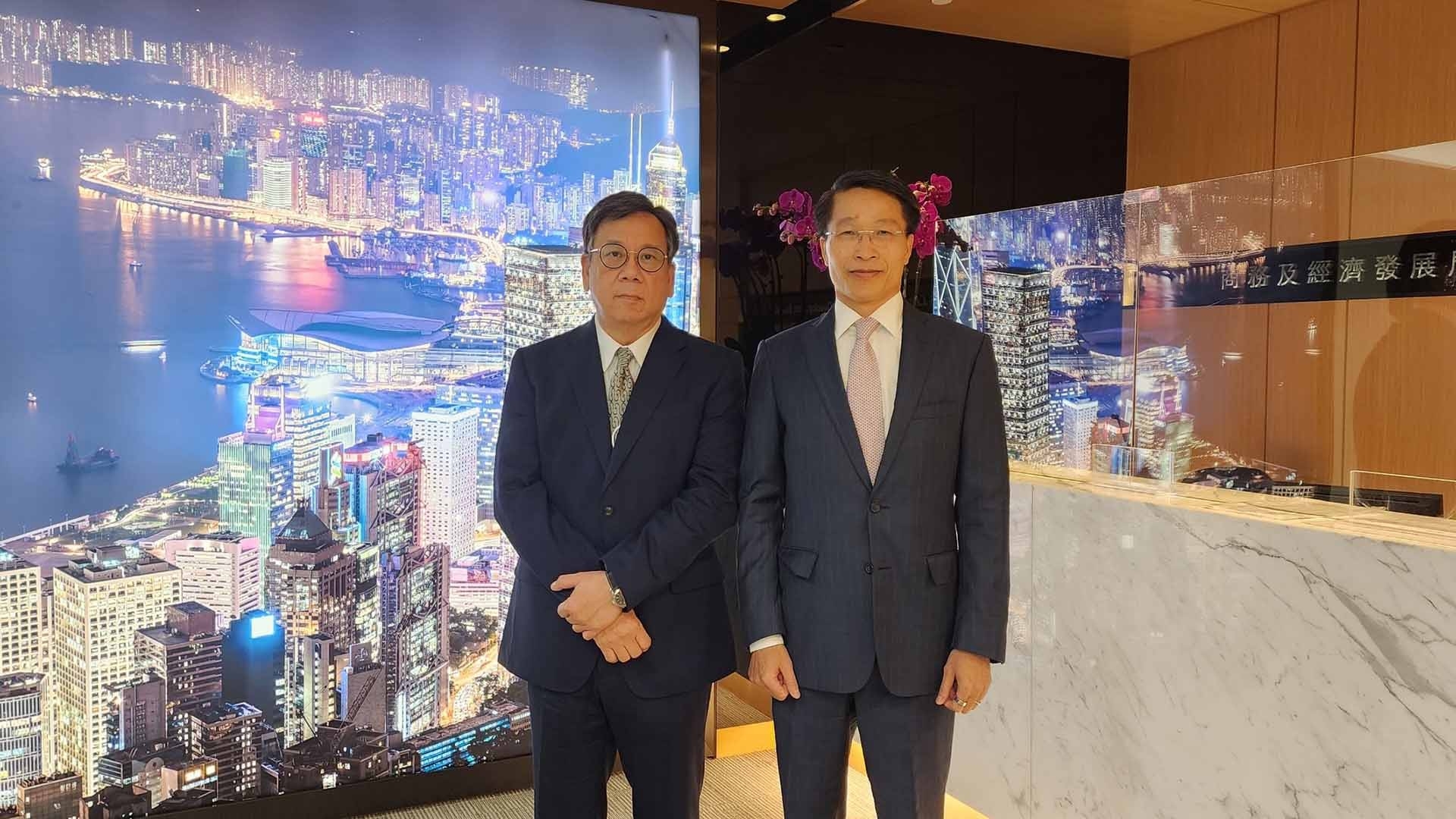 越南驻中国香港总领事范平谈和香港商务及经济发展局局长邱腾华（Algernon Yau） （图：越南驻中国香港总领事）