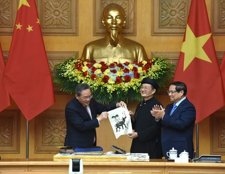 政府总理范明政与中国国务院总理体验东湖画印制技艺 政府总理范明政与中国国务院总理体验东湖画印制技艺