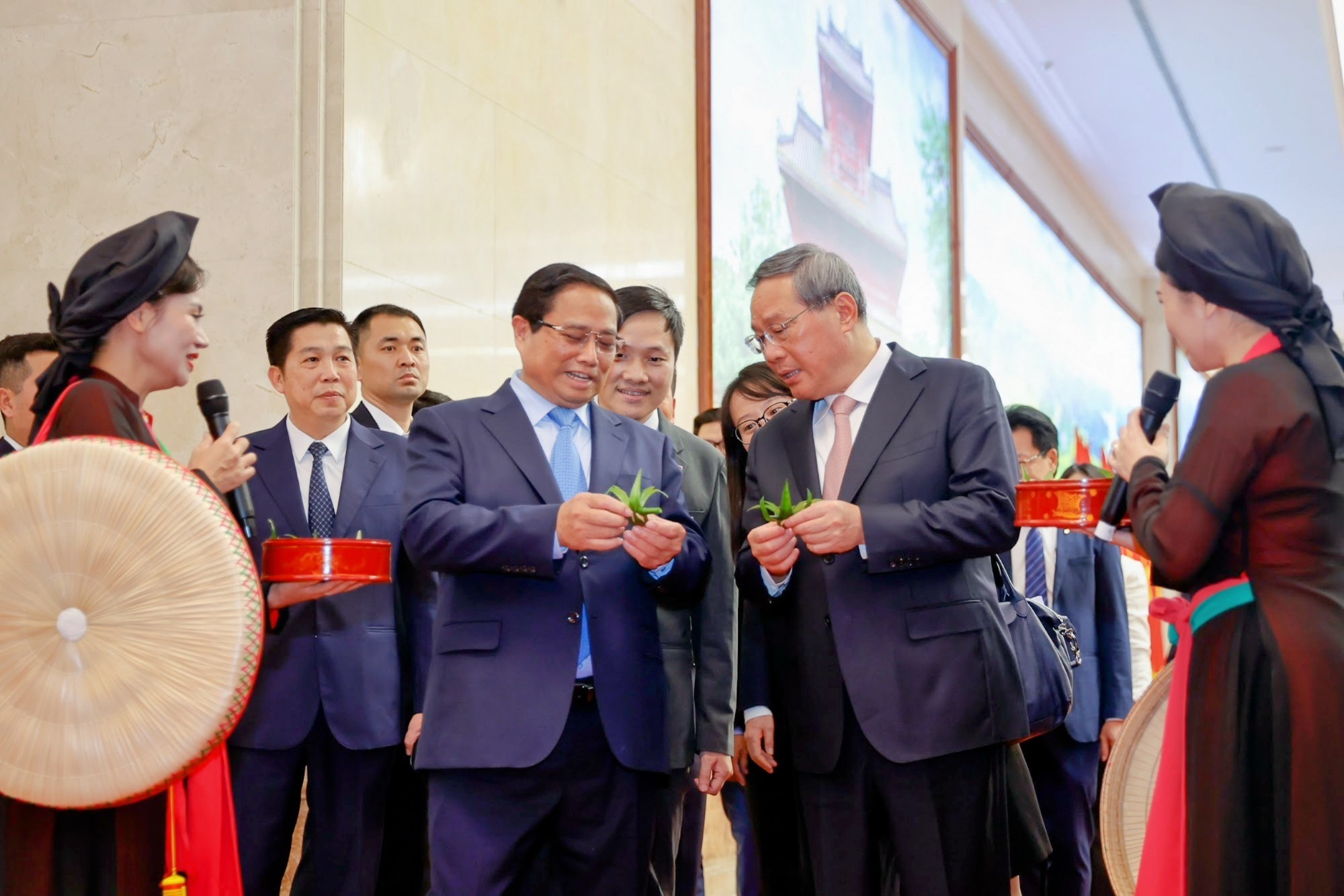 政府总理范明政与中国国务院总理体验东湖画印制技艺 政府总理范明政与中国国务院总理体验东湖画印制技艺