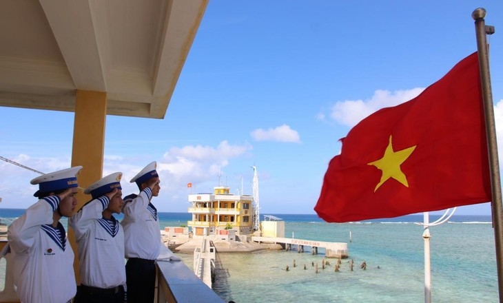 越南驻守长沙群岛指战员举行升旗仪式。(图:越南之声) 越南驻守长沙群岛指战员举行升旗仪式。(图:越南之声)