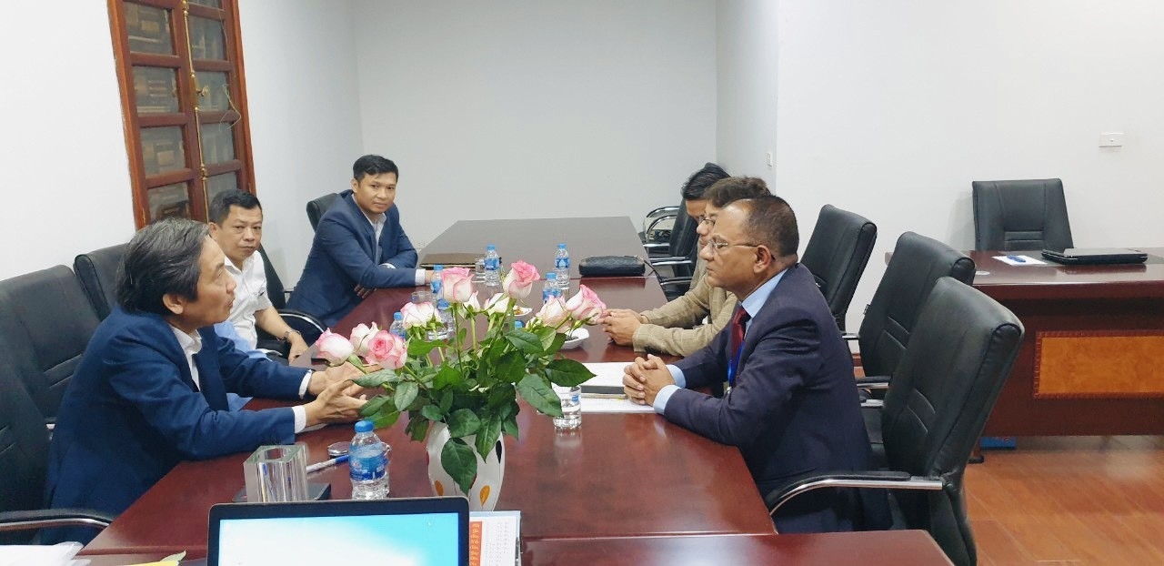 越南-尼泊尔友好协会执行委员会代表会见了尼泊尔和平与团结委员会秘书吉万•普拉卡什•夏尔马和格南德拉•巴哈杜尔•什雷斯塔。 越南-尼泊尔友好协会执行委员会代表会见了尼泊尔和平与团结委员会秘书吉万•普拉卡什•夏尔马和格南德拉•巴哈杜尔•什雷斯塔。