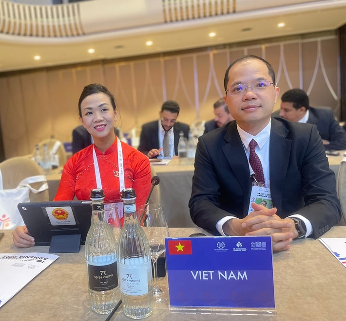 由第十五届越南国会青年议员小组常务副主席、国会文化教育委员会副主席丁公士率领的越南国会代表团出席在亚美尼亚举行的第十届全球青年议员大会。 由第十五届越南国会青年议员小组常务副主席、国会文化教育委员会副主席丁公士率领的越南国会代表团出席在亚美尼亚举行的第十届全球青年议员大会。