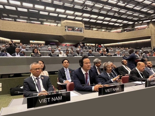 由越南国会对外委员会副主席阮孟进率领的越南国会代表团于2024年10月13日至17日在瑞士日内瓦出席了第149届世界议会联盟大会(IPU-149)及相关会议。会上,越南代表团建议各国议会与世界议会联盟共同协作,提升科学、技术和创新在促进和平与可持续发展中的重要作用。 由越南国会对外委员会副主席阮孟进率领的越南国会代表团于2024年10月13日至17日在瑞士日内瓦出席了第149届世界议会联盟大会(IPU-149)及相关会议。会上,越南代表团建议各国议会与世界议会联盟共同协作,提升科学、技术和创新在促进和平与可持续发展中的重要作用。