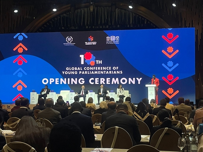 第十届全球青年议员大会由亚美尼亚国会和世界议会联盟(IPU)在首都埃里温联合举办。由第十五届越南国会青年议员小组常务副主席、国会文化教育委员会副主席丁公士率领的越南国会代表团出席本次会议。 第十届全球青年议员大会由亚美尼亚国会和世界议会联盟(IPU)在首都埃里温联合举办。由第十五届越南国会青年议员小组常务副主席、国会文化教育委员会副主席丁公士率领的越南国会代表团出席本次会议。