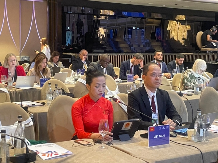文化教育委员会副主任丁公士与林同省国会代表郑氏秀英参加在亚美尼亚举办的第十届全球青年议员大会专题讨论会。 文化教育委员会副主任丁公士与林同省国会代表郑氏秀英参加在亚美尼亚举办的第十届全球青年议员大会专题讨论会。