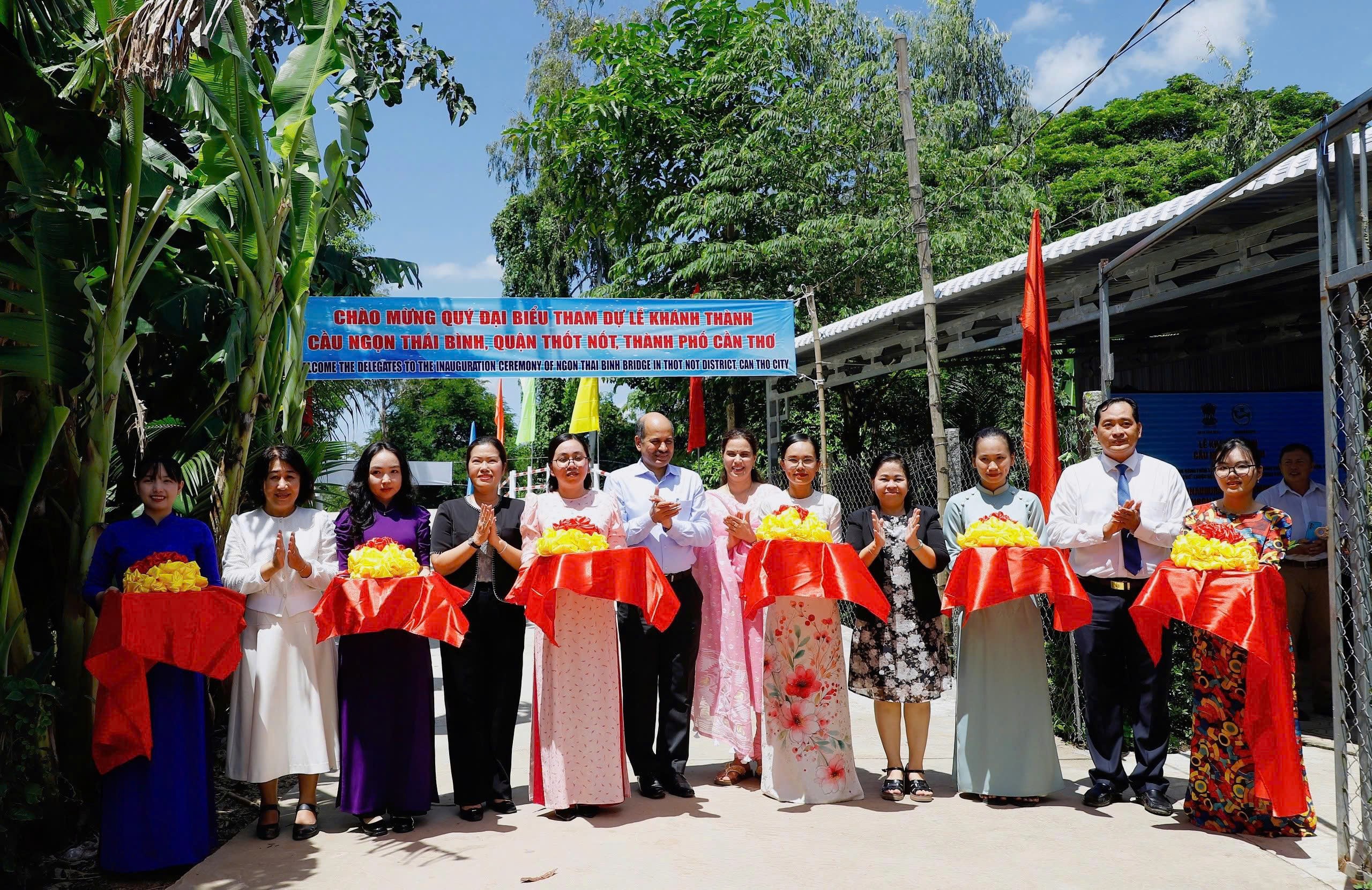 芹苴——迈向友好可靠的“国际目的地”之旅 Khánh thành cầu Ngọn Thái Bình - cây cầu hữu nghị do Tổng Lãnh sự quán Ấn Độ tài trợ. (Ảnh: HV