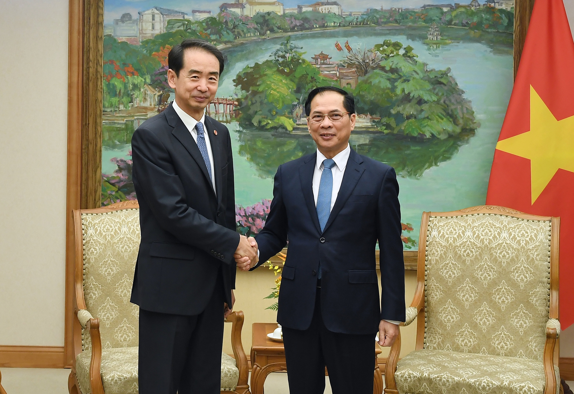 越中加强战略沟通致力扩大高质量合作领域 Phó Thủ tướng Bùi Thanh Sơn tiếp Đại sứ Trung Quốc Hà Vĩ