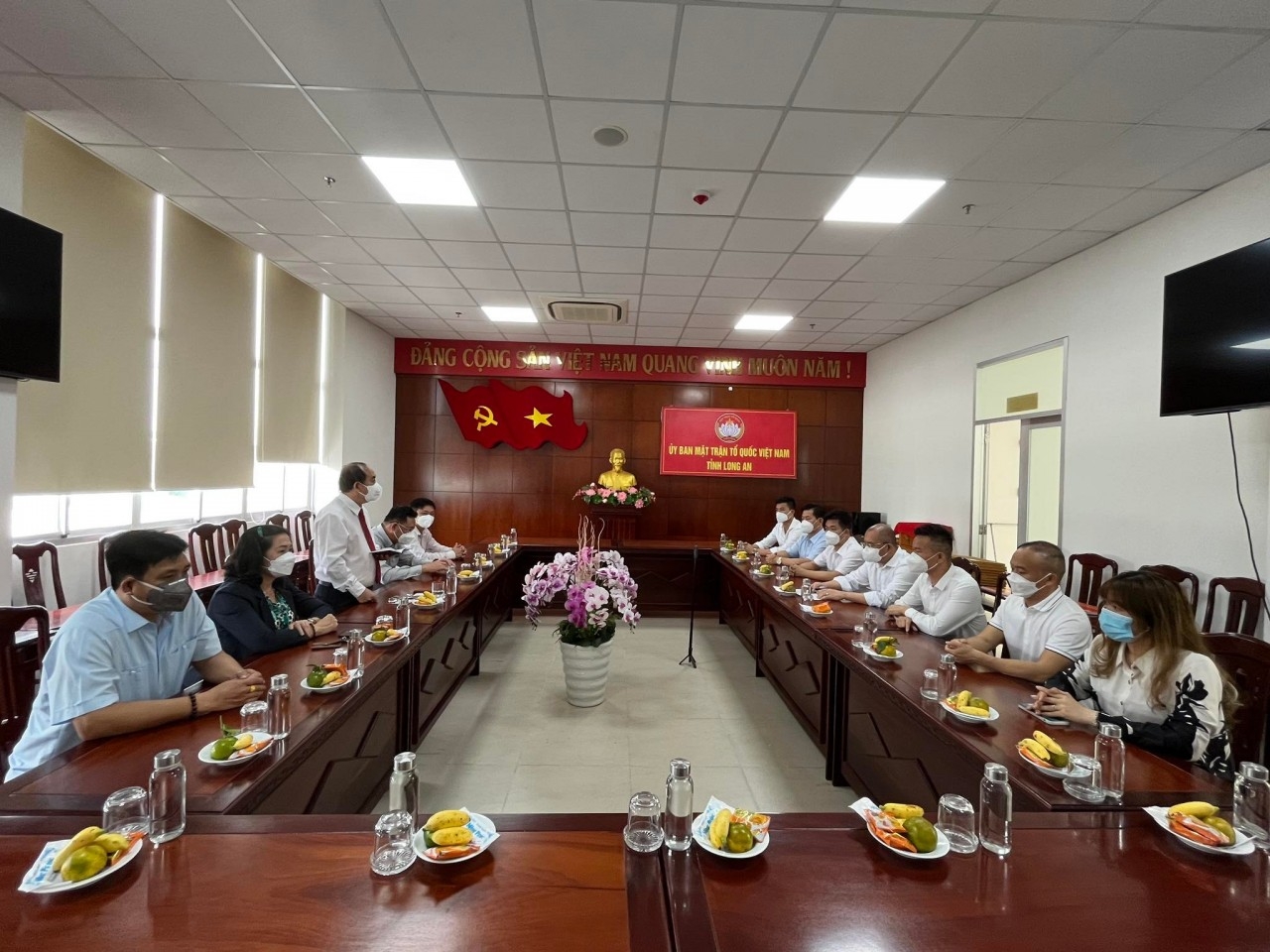 越南中国商会胡志明市分会向隆安省贫困儿童捐款10亿越南盾 越南中国商会胡志明市分会向隆安省贫困儿童捐款10亿越南盾
