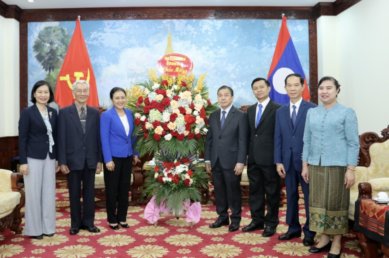 越南友好组织联合会祝贺老挝人民民主共和国国庆47周年 越南友好组织联合会祝贺老挝人民民主共和国国庆47周年