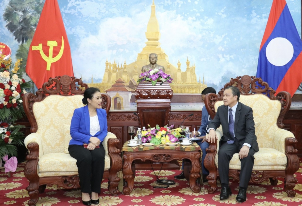 阮芳娥大使同老挝人民民主共和国驻越南特命全权大使Sengphet Houngboungnuang进行了会谈。(图:秋河 摄) 阮芳娥大使同老挝人民民主共和国驻越南特命全权大使Sengphet Houngboungnuang进行了会谈。(图:秋河 摄)