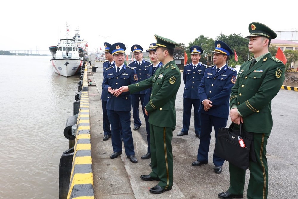 Bản in : 中国海警局代表团访问越南海警第一区司令部 | Vietnam+ (VietnamPlus)