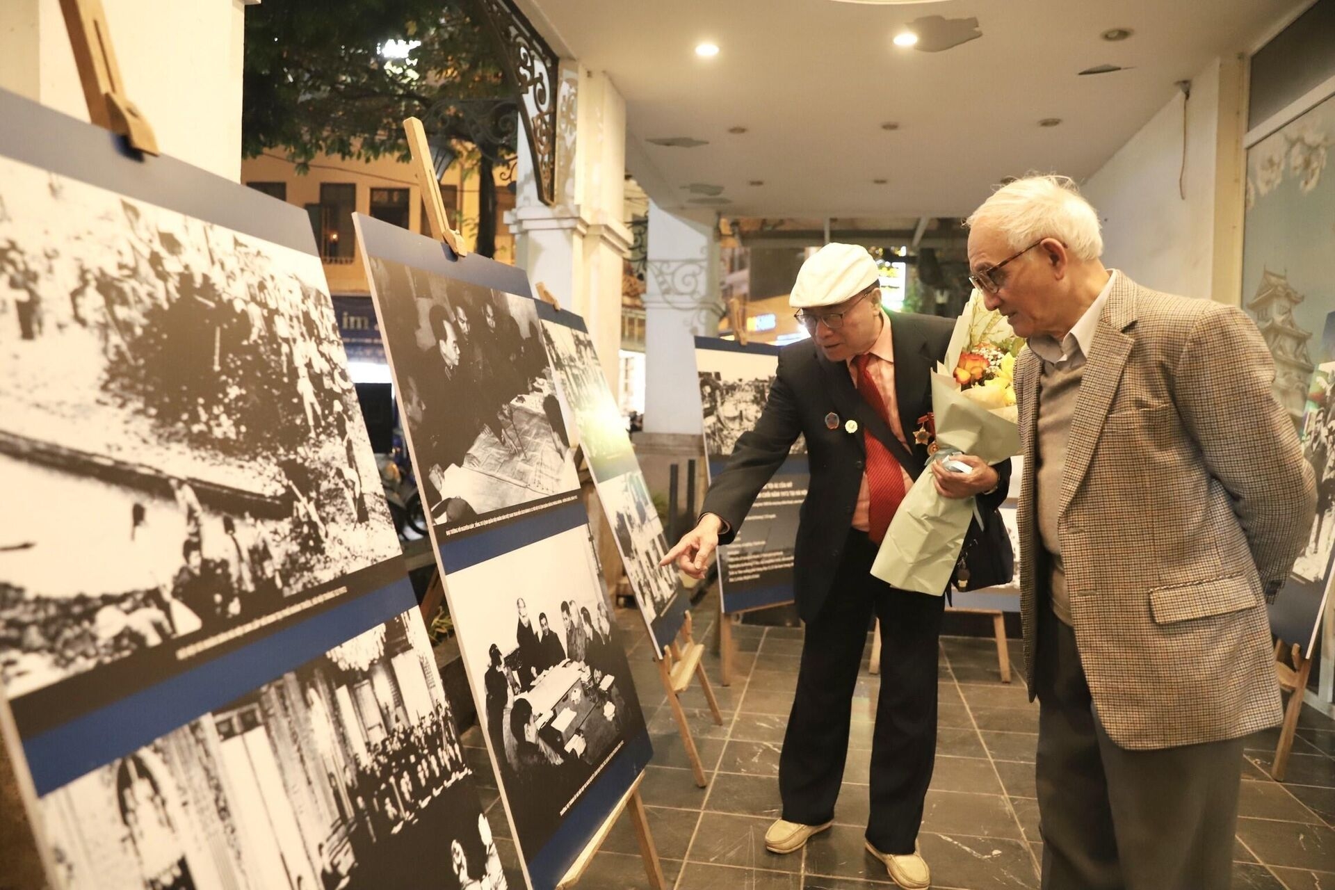 Bản in : “河内—空中奠边府大捷”展览会在还剑湖举行 | Vietnam+ (VietnamPlus) Bản in : “河内—空中奠边府大捷”展览会在还剑湖举行 | Vietnam+ (VietnamPlus)