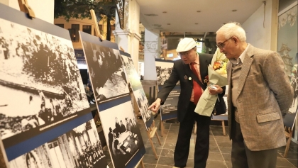 “河内—空中奠边府大捷”展览会在还剑湖举行