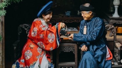 会安一对老夫妻的越南古服照让很多人赞叹不已