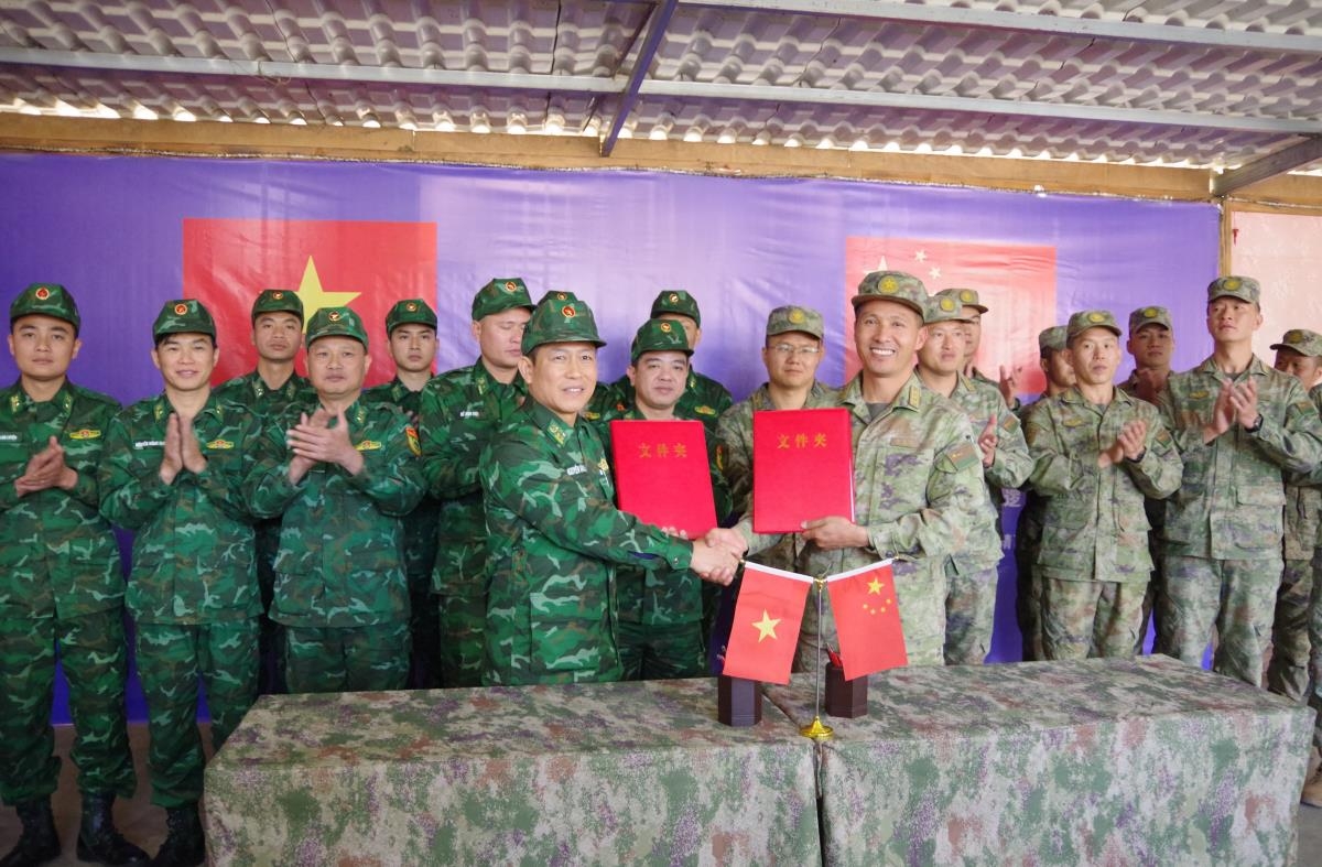 巡逻指挥员双方签署并交换联合巡逻备忘录。图:辉阳 摄 巡逻指挥员双方签署并交换联合巡逻备忘录。图:辉阳 摄