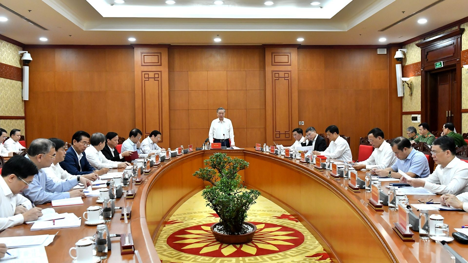 总书记苏林主持召开中央指导委员会常务委员会关于反腐败、反浪费、反消极的会议。(图片:登科) 总书记苏林主持召开中央指导委员会常务委员会关于反腐败、反浪费、反消极的会议。(图片:登科)